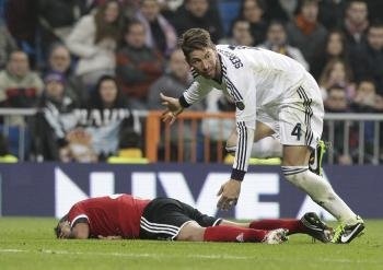 El jugador argentino del Celta de Vigo Augusto Fernández (i) cae ante el madridista Sergio Ramos, en la jugada que le valió la expulsión, durante el partido de vuelta de los octavos de final de la Copa del Rey (Foto: EFE)