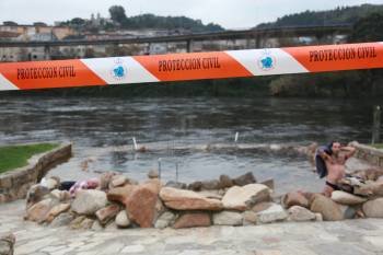 Una cinta de Protección Civil advertía de la inundación para que no se bañasen los usuarios. (Foto: JOSÉ PAZ)