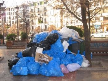 La basura se acumula en las calles de Granada. 