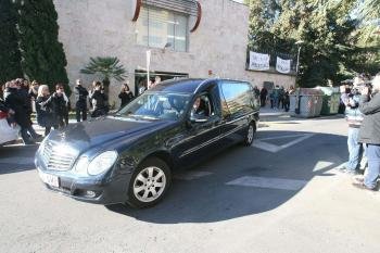 Un coche fúnebre traslada el féretro con los restos mortales del diseñador de moda nupcial Manuel Mota (Foto: EFE)