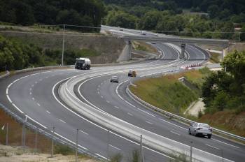 Vehículos circulando por un tramo de la autovía entre Dozón y Ourense.  (Foto: MARTIÑO PINAL)