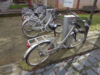 Bicicletas colocadas en las inmediaciones del polideportivo municipal. (Foto: J.C.)