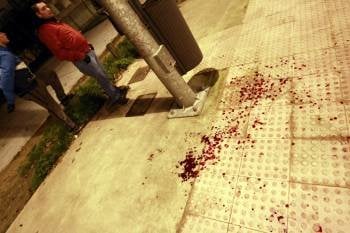 Restos de sangre en el lugar donde fue apuñalado el vecino de Lugo.  (Foto: PEPE ÁLVEZ-EL PROGRESO)