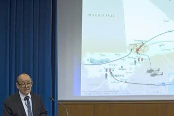El ministro de Defensa francés, Le Drian, explica los pormenores de la operación en Somalia. (Foto: IAN LANGSDON)