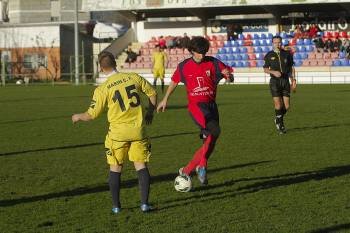 Un jugador del Verín controla el balón ante un defensor del Marín.   (Foto: MIGUEL ÁNGEL)