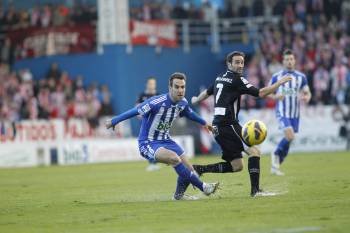 Pablo Álvarez disputa la pelota con un contrario. (Foto: EL PROGRESO)