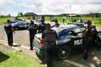 Policías desplegados en el estado de Michoacán, donde fueron secuestrados los dos españoles. (Foto: ARCHIVO)