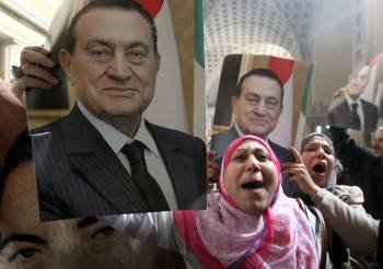 Dos mujeres celebran la anulación de la condena a Hosni Bubarak. (Foto: KHALED ELFIQI)