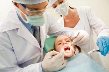 Un odontólogo revisa la dentadura de una niña. (Foto: ARCHIVO)