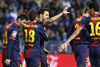 Los jugadores del Barcelona celebran el gol de Cesc, el 0-2.