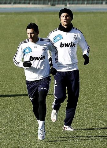 Los jugadores del Real Madrid, el centrocampista argentino Di María y el delantero portugués Cristiano Ronaldo , durante el entrenamiento de hoy