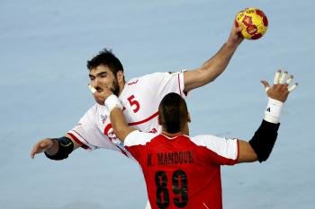 El lateral de España Jorge Maqueda (d) intenta un lanzamiento ante la portería de Egipto durante el partido correspondiente a la primera fase (Foto: EFE)
