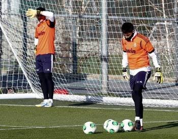 Iker Casillas y Adán, ayer durante el entrenamiento del Real Madrid en Valdebebas. (Foto: BALLESTEROS)