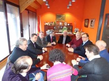 Abel Ánel Macías, Carlos López, Alfredo García, Severino Rodríguez y Antonio Rodríguez, en la reunión. (Foto: J.C.)