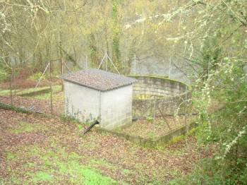 Unha das dúas casetas da estación de bombeo da auga dende o río Miño.