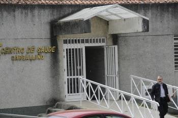 Entrada principal del centro de salud de Carballiño. (Foto: MARTIÑO PINAL)