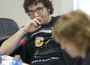 José Manuel Fajardo (AGE), con una camiseta con la inscripción 'La política de recortes mata'. (Foto: LAVANDEIRA JR)