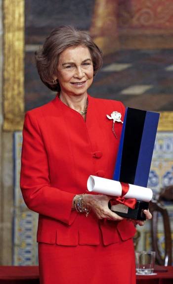 La reina, tras recoger el premio. (Foto: M. BRUQUE)
