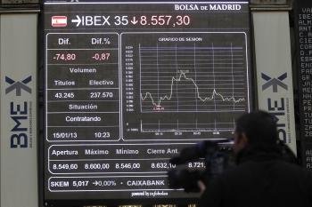 Panel informativo en la bolsa de Madrid que muestra las variaciones del principal indicador de la bolsa española, el IBEX 35 (Foto: EFE)