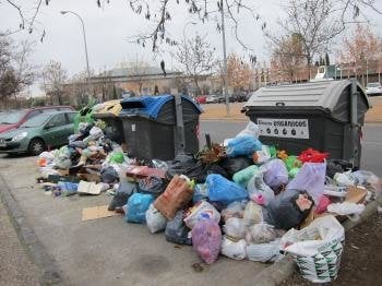 Acumulación de basura en Granada con motivo de la huelga