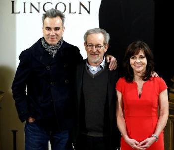 El director estadounidense Steven Spielberg (c) acompañado por los actores Daniel Day-Lewis y Sally Field durante la presentación de su última película 'Lincoln'  Read more here: http://www.elnuevoherald.com/2013/01/16/1385617/fotogalleria-16-01-115141.ht