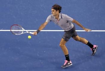 El tenista suizo Roger Federer golpea la bola
