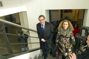 El alcalde de Santiago, Ángel Currás, acompañado por su abogada.
