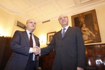El alcalde de Ourense, Agustín Fernández saluda al presidente de la Diputación de Ourense, Manuel Baltar (Foto: Xesús Fariñas)