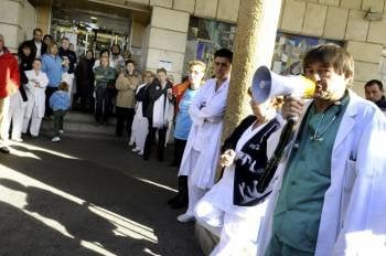Protesta a las puertas del Hospital Virgen de Salud de Toledo, por el cierre de las urgencias nocturnas (Foto: PÉREZ HERRERA)