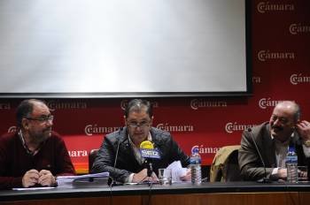 Fernández Morgade, izquierda, durante la asamblea del pasado mes de diciembre. (Foto: MARTIÑO PINAL)