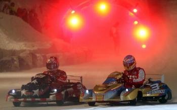 El piloto español de F1 del equipo Ferrari, Fernando Alonso (d), y el de motos de Ducati Nicky Hayden, compiten en Karts durante un acto promocional de la 23ª edición de la concentración de los equipos Ferrari y Ducati  (Foto: EFE)