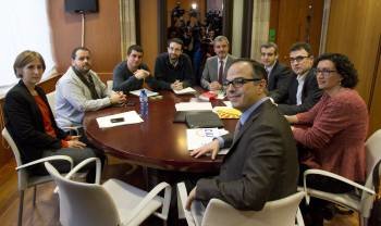 Reunión de portavoces de los partidos a favor del derecho a decidir para negociar la declaración de soberanía. (Foto: T. GARRIGA)