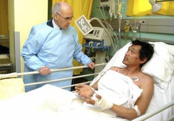 El ministro de Energía de Argelia, Youcef Yousfi, visitó ayer en el hospital a alguno de los rehenes liberados. (Foto: APS)