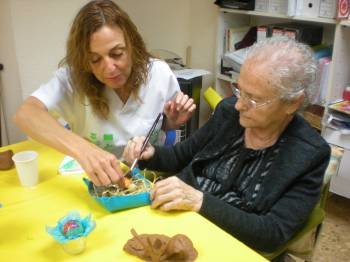 Imagen de un taller que trabaja con personas que pedecen Alzheimer. (Foto: ARCHIVO)