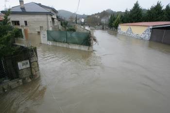 El caudal del Támega inundó varias viviendas, bajos y fincas en la zona verinense de A Noria. (Foto: MARCOS ATRIO)