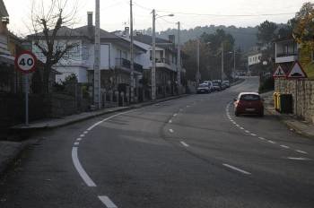 Uno de los viales de San Roque de Crespos, municipio que verá mejorado el firme de varias pistas. (Foto: MARTIÑO PINAL)