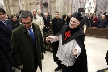 Ángel Currás y el nuevo deán de la Catedral de Santiago, Segundo Pérez. (Foto: ÓSCAR CORRAL)