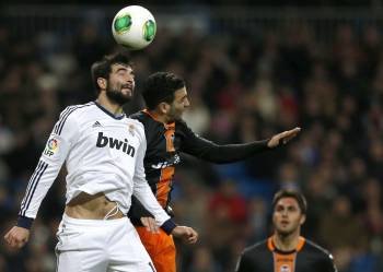 Albiol disputa la pelota con Rami, durante el Madrid-Valencia de Copa del pasado martes. (Foto: JUANJO MARTÍN)