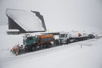 Un maquina quitanieves remolca en el Alto de Ibañeta a un camión cisterna que no podía continuar su camino tras quedar bloqueado debido al hielo que se ha formado en la carretera por las bajas temperaturas. (Foto: EFE)