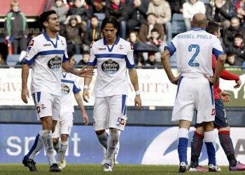 Los jugadores del Deportivo de la Coruña Aythami (i), Ze Castro y Manuel Pablo se lamentan tras el gol de Osasuna (Foto: EFE)