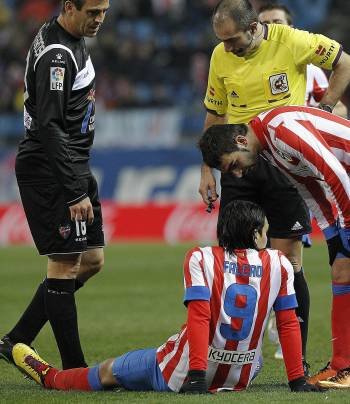 El colombiano Falcao, en el momento de sufrir la lesión. (Foto: BALLESTEROS)
