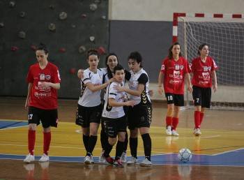 Las jugadoras ourensanas celebran uno de los cuatro goles contra el Navarra. (Foto: MARCOS ATRIO)