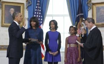 Barack Obama, en el momento de jurar el cargo ante la mirada de su esposa Michelle y sus hijas. (Foto: LARRY DOWNING.)
