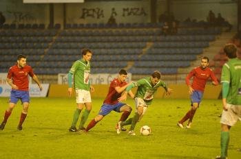 Borja Valle, goleador ayer del Ourense, presiona el intento de salida del balón del Guijuelo.