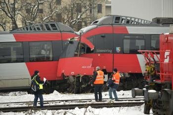 Vista de los dos trenes que han colisionado en Viena, Austria