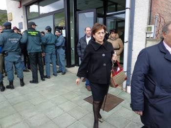 María Jesusa Candal, con el bastón de mando de alcaldesa, tras finalizar la moción de censura en Vilamartín. (Foto: J.C.)