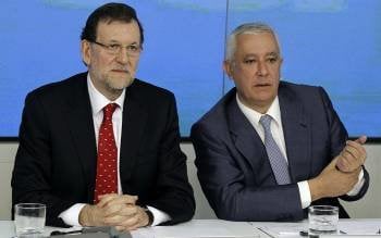 El presidente del PP, Mariano Rajoy, junto al vicesecretario de Política Autonómica y Local, Javier Arenas. (Foto: BALLESTEROS)