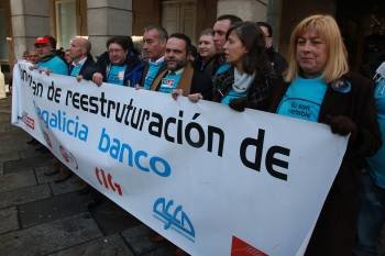 Trabajadores de NGB, concentrados en Santiago contra la reestructuración de la entidad.  (Foto: VICENTE PERNÍA)