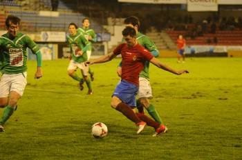 Borja Valle, dispuesto a golpear el balón en el remate que significaría el 1-0 y la victoria ante el Guijuelo. (Foto: MARTIÑO PINAL)
