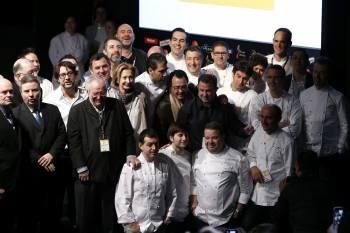 Chefs españoles, entre ellos Arzak, Berasategui, Chicote y Solla, posando en Madrid Fusión. (Foto: JAVIER LIZÓN)